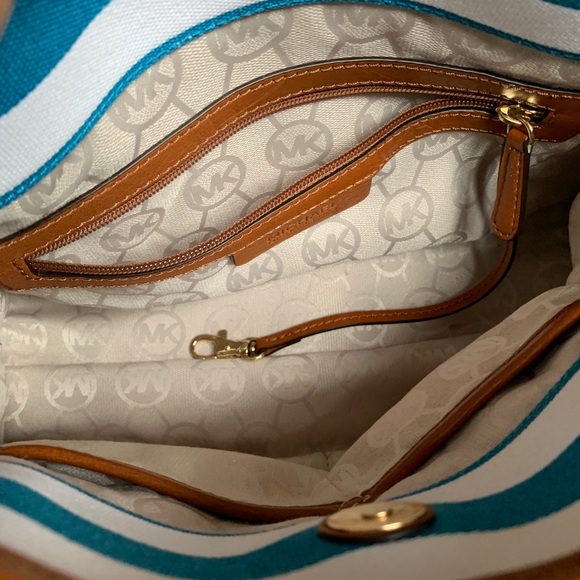 EUC- Micheal Kors purse - Picture 3 of 4